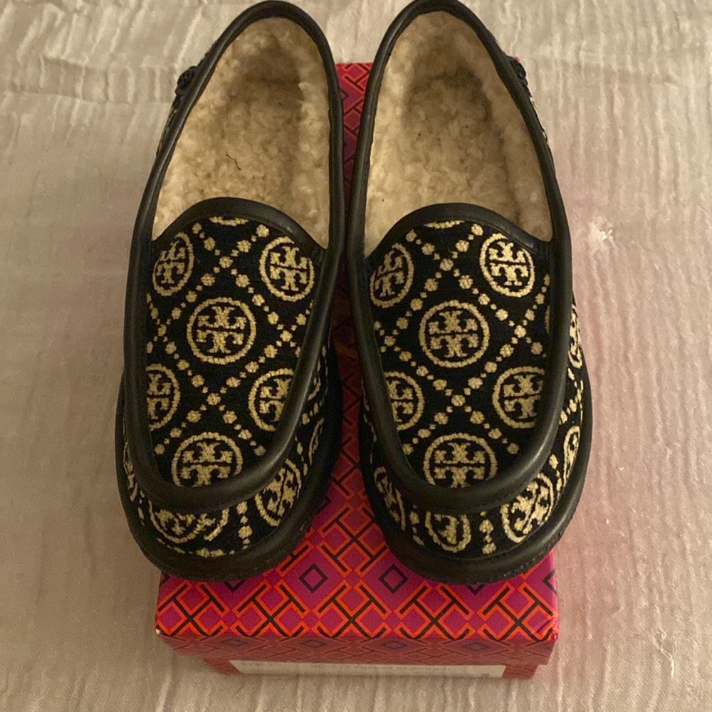 Tory Burch, T monogram buddy shearling slipper